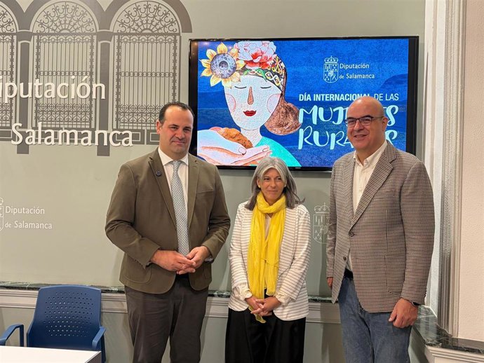 El presidente de la Diputación, David Mingo (i), junto a la diputada de Bienestar Social, Eva Picado (c) y Carlos García Sierra diputado del Área de Presidencia y Organización.