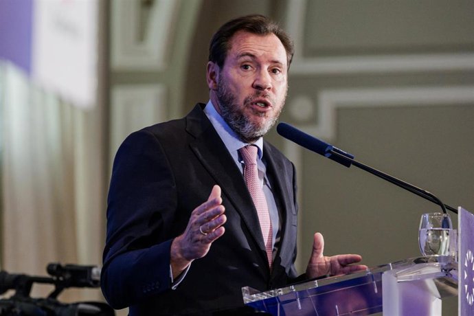 El ministro de Transportes y Movilidad Sostenible, Óscar Puente, interviene durante un desayuno informativo de Fórum Europa, en el hotel Mandarin Oriental Ritz, a 26 de octubre de 2026, en Madrid (España).