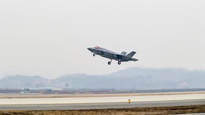Archivo - Un F-35A Lighting despega desde la base aérea de Cheongju (Corea del Sur)