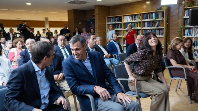 Archivo - El presidente del Gobierno, Pedro Sánchez, y la ministra de Ciencia, Innovación y Universidades, Diana Morant