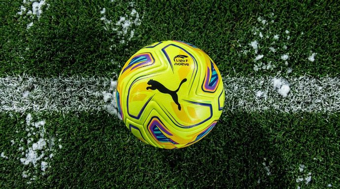 Versión del balón Stellar Nitro Ultimate para los meses de invierno de la Liga F Moeve 2026-27.