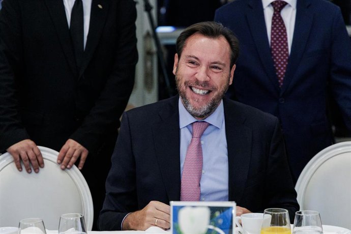 El ministro de Transportes y Movilidad Sostenible, Óscar Puente, interviene durante un desayuno informativo de Fórum Europa, en el hotel Mandarin Oriental Ritz, a 26 de octubre de 2026, en Madrid (España).