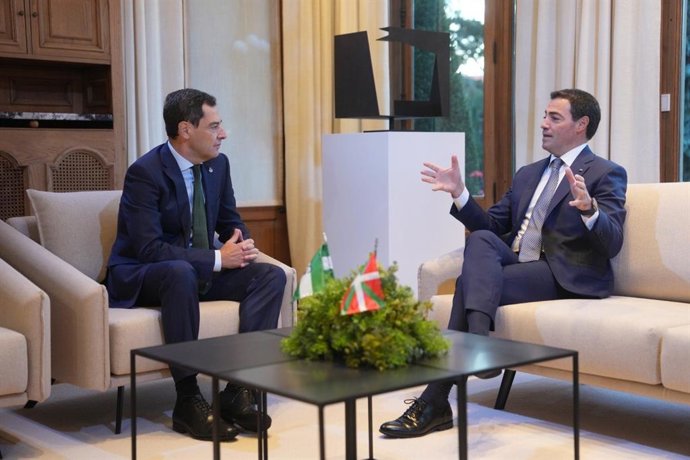 El presidente de la Junta de Andalucía, Juanma Moreno, junto al Lehendakari, Imanol Pradales, en un encuentro en el Palacio de Ajuria Enea en Vitoria.