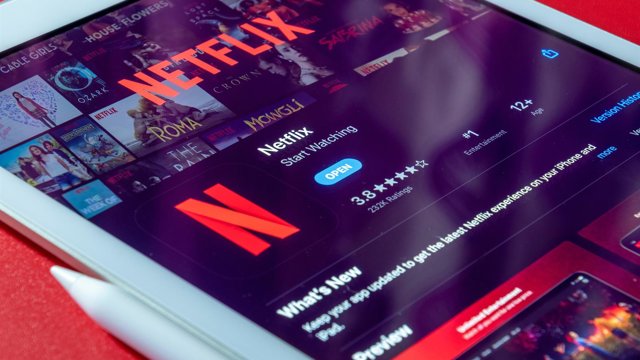 Archivo - La aplicación de Netflix en un dispositivo móvil