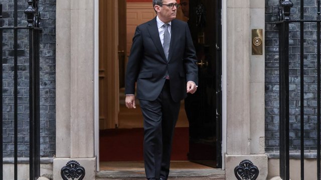 El primer ministro británico, Andy Burnham, en la sede gubernamental.