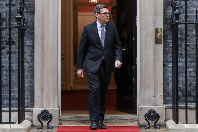 El primer ministro británico, Andy Burnham, en la sede gubernamental. 