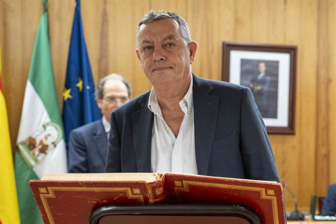 Archivo - Santiago Eduardo Arderíus, concejal no adscrito en el Ayuntamiento de Mairena tras su renuncia a pertenecer al Grupo Popular