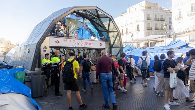 Varias personas en la estación de metro de Sol, en la Puerta del Sol, a 16 de octubre de 2026, en Madrid (España).