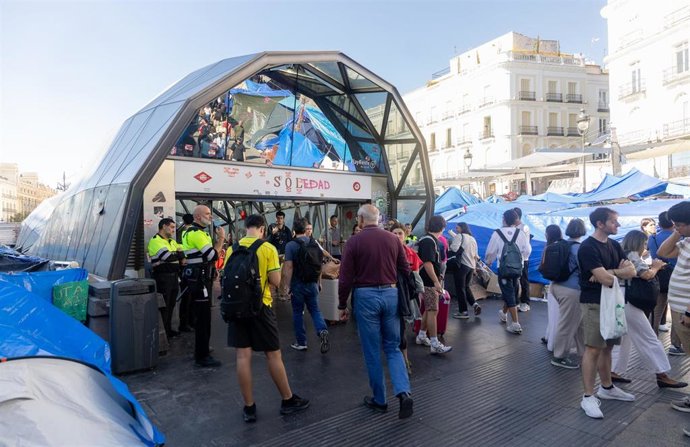 Varias personas en la estación de metro de Sol, en la Puerta del Sol, a 16 de octubre de 2026, en Madrid (España). 