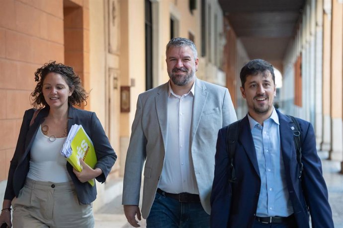 El Diputado en el Parlamento de las Islas Baleares por Més Mallorca, Lluís Apesteguia (c), a su llegada a la segunda jornada del Debate de Política General de Baleares, en el Parlament Balear.