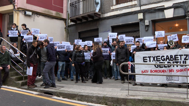 Decenas de personas se concentran en Bilbao por el desahucio de una mujer y dos