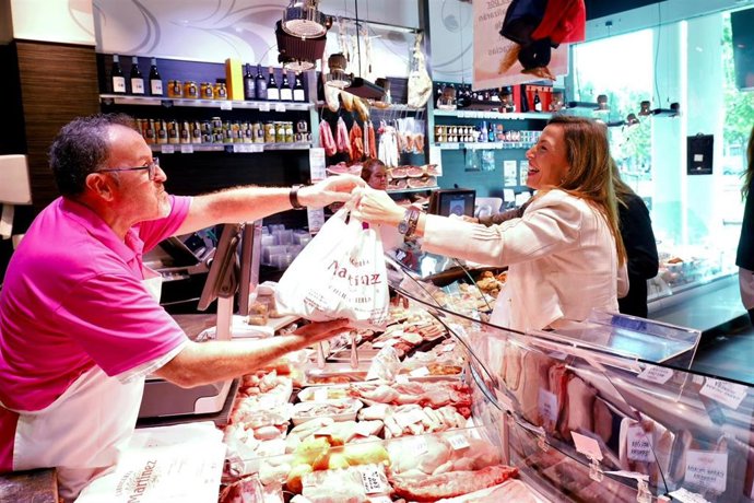 La alcaldesa de Zaragoza, Natalia Chueca, acompañada por el consejero municipal de Economía, Carlos Gimeno, presentan el último programa de Volveremos en una carniceríá de La Jota