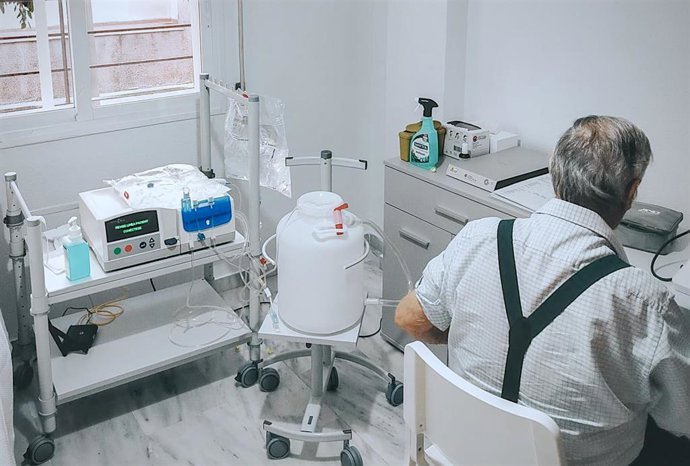 Un paciente del Virgen del Rocío con diálisis peritoneal
