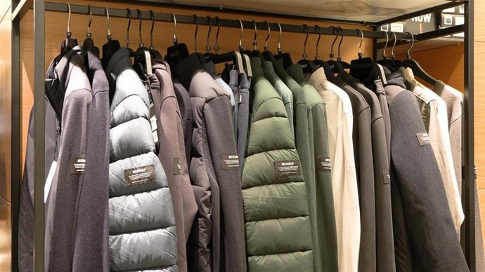 Archivo - Perchero de abrigos y chaquetas de hombre