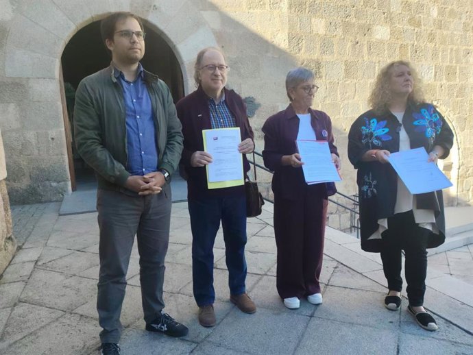 Francisco José Clemente, representante de los Movimientos por la vivienda, junto a los líderes regionales de CNT, UGT y CCOO en Extreamadura, Jon Álvarez, Patro Sánchez y María Berrocal, registran la convocatoria de huelga general.