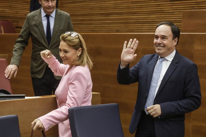 El president de la Generalitat, Juanfran Pérez Llorca (1 fila, d), y la vicepresidenta primera y consejera de Vivienda, Empleo, Juventud e Igualdad de la Generalitat valenciana, Susana Camarero (1 fila, i), durante una sesión de control