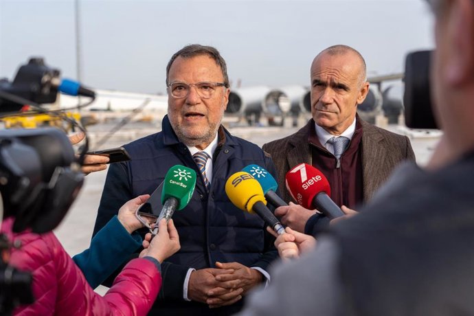 Archivo -  Alfredo Sánchez Monteseirín, hace declaraciones a los medios de comunicación junto a Antonio Muñoz. En archivo.