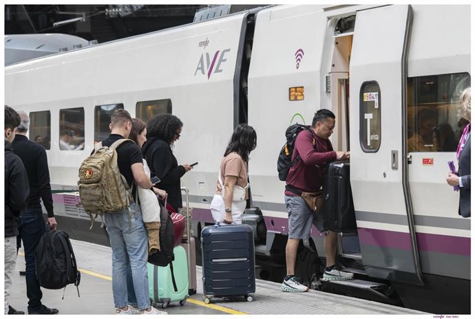 Archivo - Viajeros en el Ave en la Estación de Santa Justa (Sevilla).
