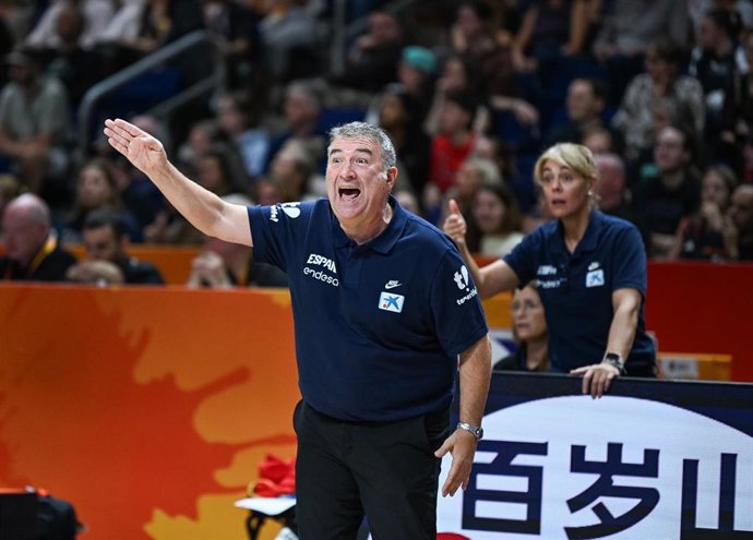 Archivo - El seleccionador nacional femenino de baloncesto, Miguel Méndez.