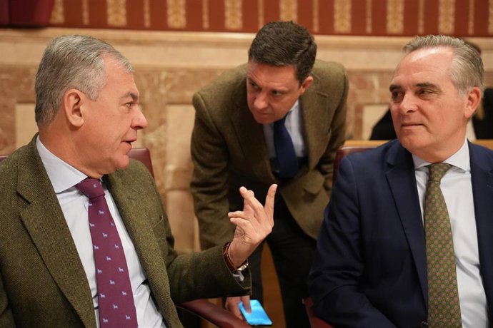 Archivo - El alcalde de Sevilla, José Luis Sanz (i), dialoga con el delegado de Urbanismo, Juan de la Rosa (c); y con el portavoz del Gobierno local, Juan Bueno (d) en una imagen de archivo.