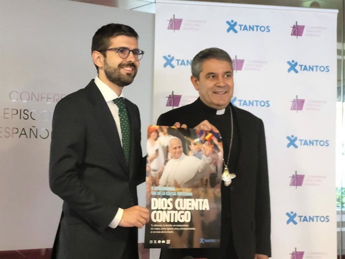El obispo responsable de sostenimiento de la Iglesia de la CEE y el director de sostenimiento, José María Albalad.