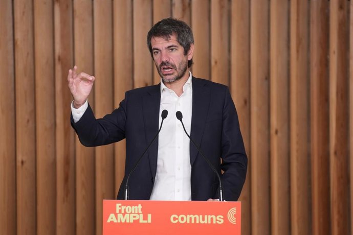 El ministro de Cultura y número 2 de la candidatura del Frente Amplio por Barcelona, Ernest Urtasun, durante una rueda de prensa, en la sede de Comuns, a 26 de octubre de 2026, en Barcelona, Catalunya (España).