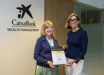 La directora territorial de CaixaBank en Barcelona, (derecha), Maria Alsina, y la premiada filantropia CaixaBank Wealth Management en Barcelona, Josefina Cortès Gené (izquierda)