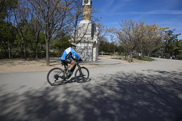 Archivo - Varias personas en el parque de Madrid Río, a 6 de abril de 2026, en Madrid (España). 