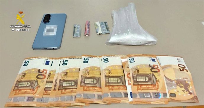 Droga y dinero incautados al detenido en Montijo