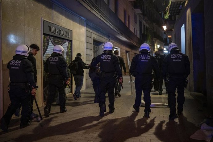Disturbios en el centro de la ciudad, a 24 de octubre de 2026, en Barcelona, Catalunya (España). F