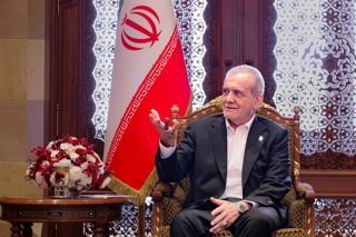 Archivo - FILED - 28 May 2025, Oman, Muscat: Iran's President Masoud Pezeshkian speaks with Sayyid Fahd Bin Mahmoud Al-Said (not pictured), the Deputy Prime Minister for the Council of Ministers in the Sultanate of Oman as they meet in Muscat. Photo: --/I
