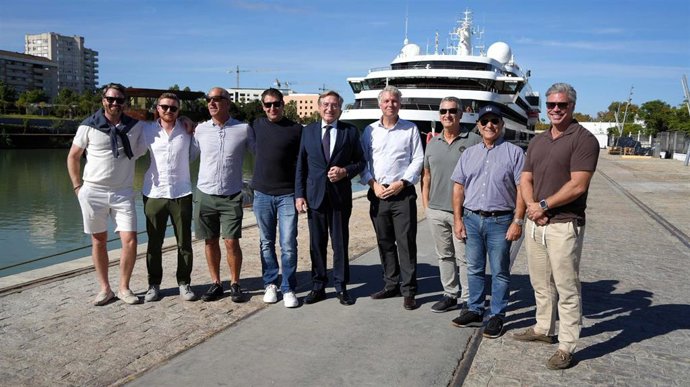 En El Centro, El Presidente Y El Director De La Autoridad Portuaria De Sevilla, Junto A Los Capitanes De Megayates