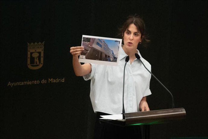 La portavoz de Más Madrid en el Ayuntamiento, Rita Maestre, y los concejales de Mas Madrid muestran un cartel de Maricarmen durante un Pleno extraordinario en el Palacio de Cibeles, a 8 de octubre de 2026, en Madrid (España).