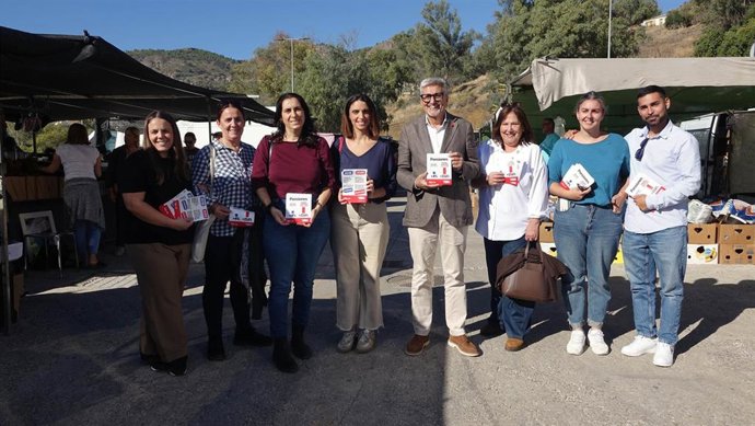 La vicesecretaria general del PSOE de Málaga y candidata socialista número dos al Congreso de los Diputados por Málaga, Desirée Cortés, y el secretario general del PSOE de Málaga, Josele Aguilar, en el mercadillo de Álora (Málaga).