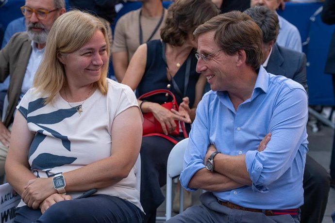 Archivo - El alcalde de Madrid, José Luis Martínez-Almeida, junto a la Vicealcaldesa de Madrid Inma Sanz, durante la presentación del monoplaza de Atlassian Williams F1 Team en la Plaza de Callao, a 8 de septiembre de 2026, en Madrid (España). El objetivo