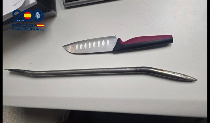 Cuchillo y barra de hierro intervenidas.