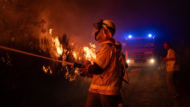 Archivo - Varias personas trabajan en la extinción del fuego, a 24 de septiembre de 2026, en Calvos de Randín, Ourense, Galicia (España).