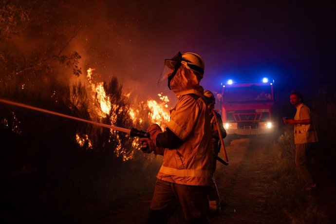 Archivo - Varias personas trabajan en la extinción del fuego, a 24 de septiembre de 2026, en Calvos de Randín, Ourense, Galicia (España). 