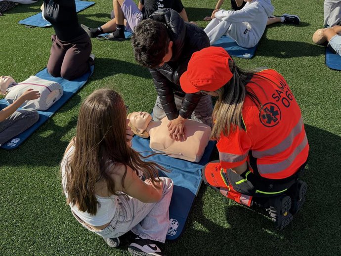 Mas de 200 alumnos de Mallorca participan en una formación en reanimación cardiopulmonar