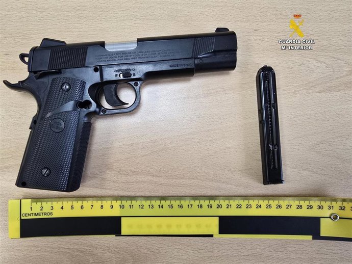 Pistola de aire compromido que simulaba ser real, utilizada para asaltar una tienda de alimentación en Los Barrios (Cádiz)