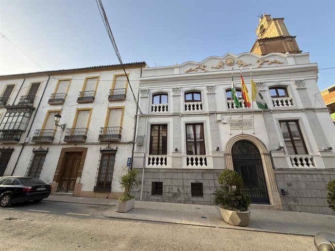 Inmueble para futuro museo Rafael Alberti (izda.), anexo al Ayuntamiento de Rute.