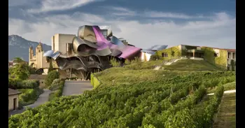 El milagro de titanio que cambió la Rioja Alavesa: 20 años del Hotel Marqués de Riscal