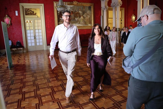 Archivo - El portavoz del PP en el Parlament balear, Sebastià Sagreras y la portavoz de VOX en el Parlament balear, Manuela Cañada, llegan a la firma de un acuerdo, en el Parlament de les Illes Balears. 