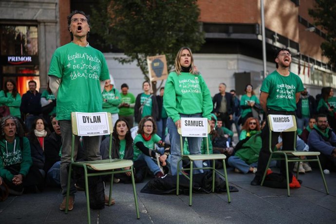 Profesores en huelga durante la instalación performativa ‘Aulas Llenas. Sillas Vacías’, en la Plaza de Callao, a 26 de octubre de 2026, en Madrid (España). La instalación bajo el lema ‘Aulas Llenas. Sillas Vacías. Ningún alumno debería quedarse atrás por 