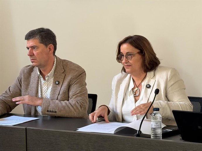 El conseller de Turismo, Cultura y Deportes, Jaume Bauzá, y la consellera de Presidencia, Coordinación de la Acción de Gobierno y Cooperación Local, Antònia Maria Estarellas, en rueda de prensa.