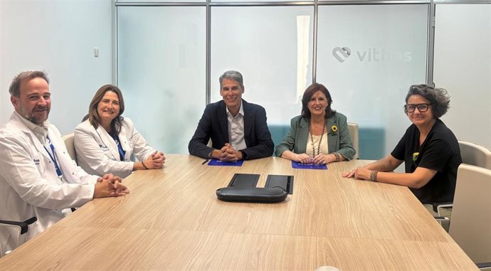 El Hospital Vithas Xanit Internacional y la Fundación Cudeca en el momento de la firma del acuerdo.