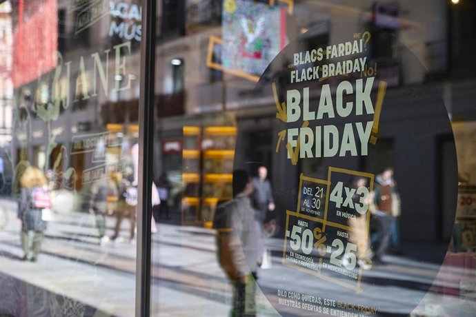 Archivo - Un escaparate anuncia descuentos por el Black Friday 