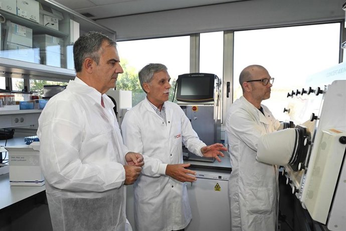 El consejero de Medio Ambiente, Industria, Universidades, Investigación y Mar Menor, Juan María Vázquez, en el laboratorio junto al director del grupo de excelencia T-REXBIOHEALTH, Francisco Tomás Barberán