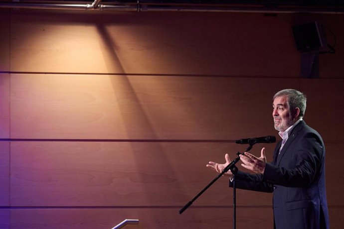 Archivo - El presidente de Canarias, Fernando Clavijo, durante un encuentro en Madrid para hablar de migraciones y la Ley de Extranjería.