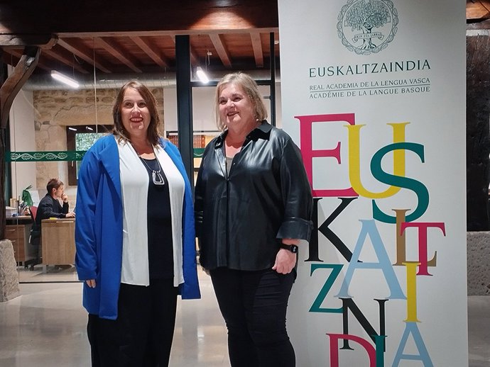 Joko digitalak garatu ahal izateko hitzarmena egin dute Berriak eta Euskaltzaindiak